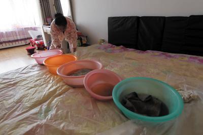 嘉祥楼上漏水，住户失联，小区没物管，业主维权难！律师来支招……